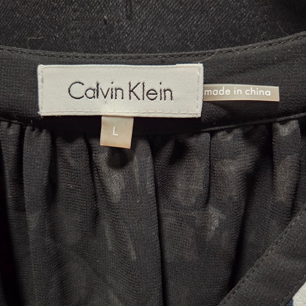 Calvin Klein Sheer Chiffon Blouse/Tunic
Elevate your wardrobe with this stylish - Picture 3 of 11